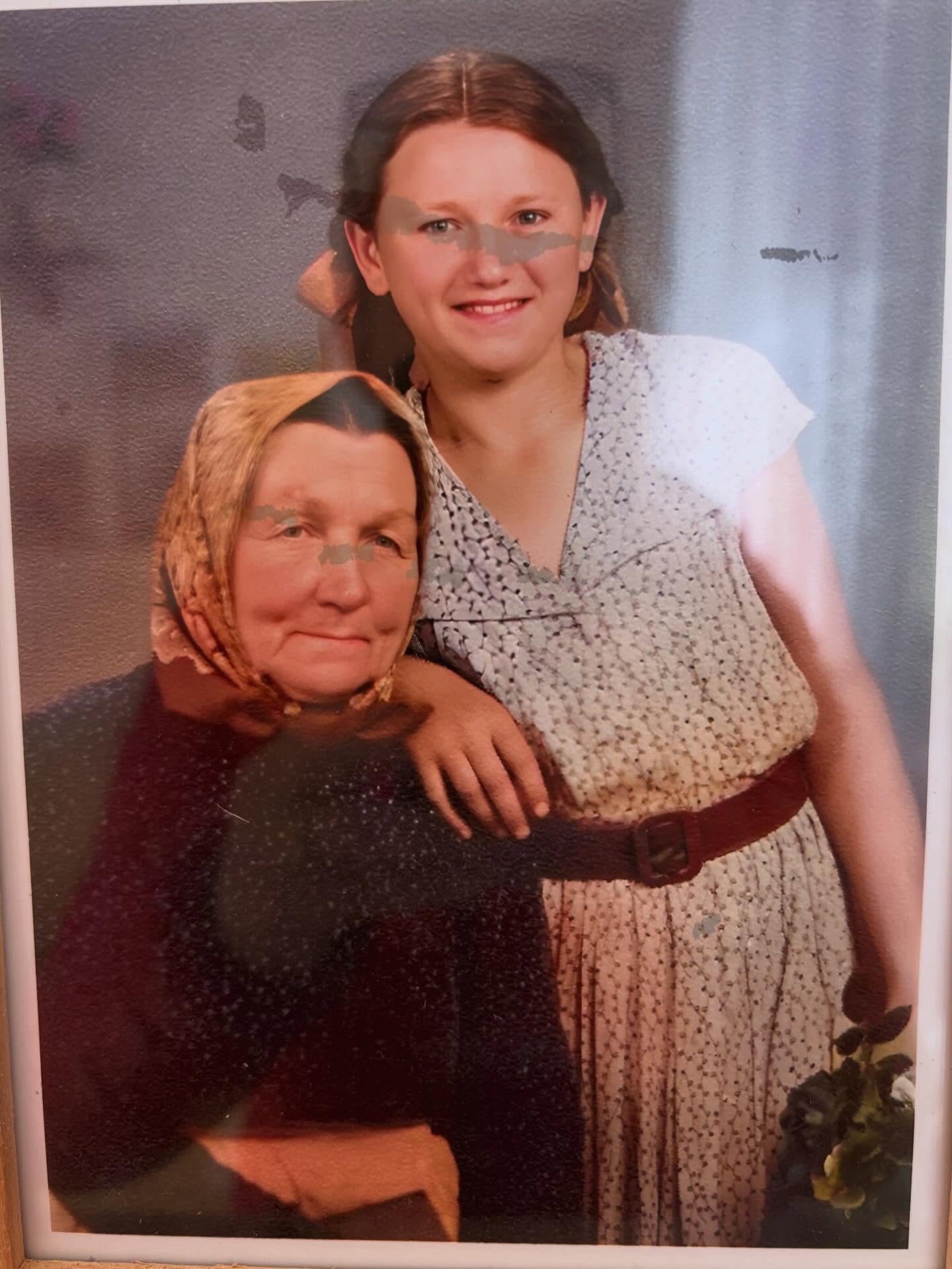 Stará fotografie: babička ve čtrnácti letech se svou babičkou